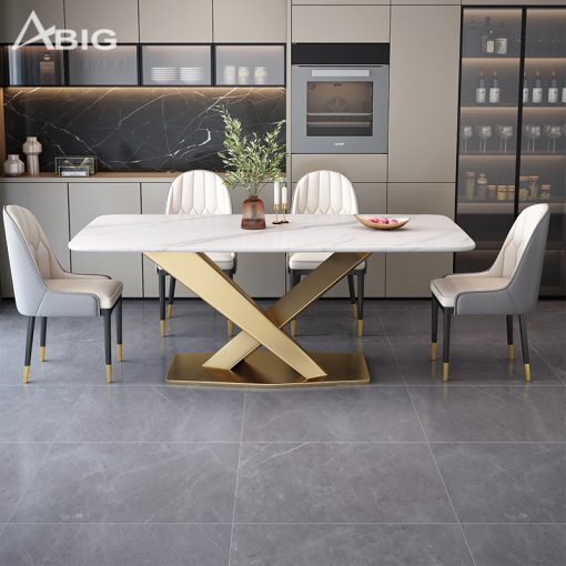 Bộ bàn ăn 4 ghế Monet mặt đá Ceramic chân X nhũ vàng trong không gian phòng ăn hiện đại